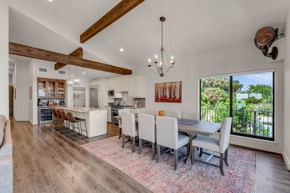 Dining area w/ seating for 8 & panoramic lake view