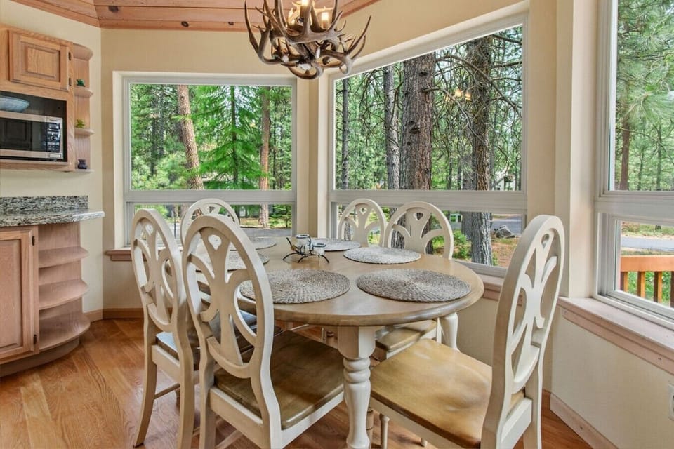 Enjoy family dinners with forest views just outside the windows.