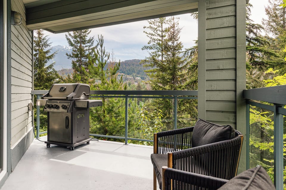 Private Deck - BBQ, sweeping Whistler and Blackcomb views — dinner never had a better view