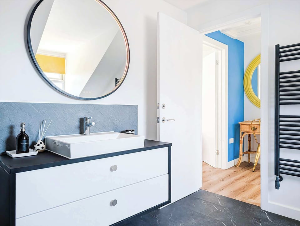 Bathroom 4: Third Floor