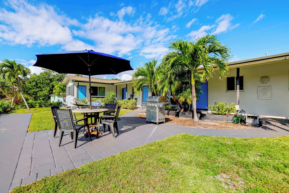 BBQ Grill and outdoor dining access - Enjoy fresh grilled meals and dining outside