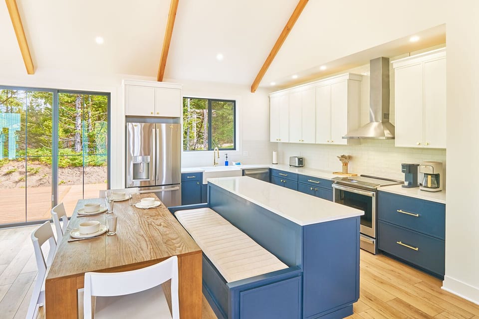 Designer Kitchen – Beautiful finishes and an inviting dining space.