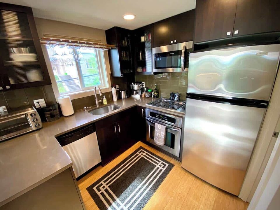 Fully equipped, modern kitchen
