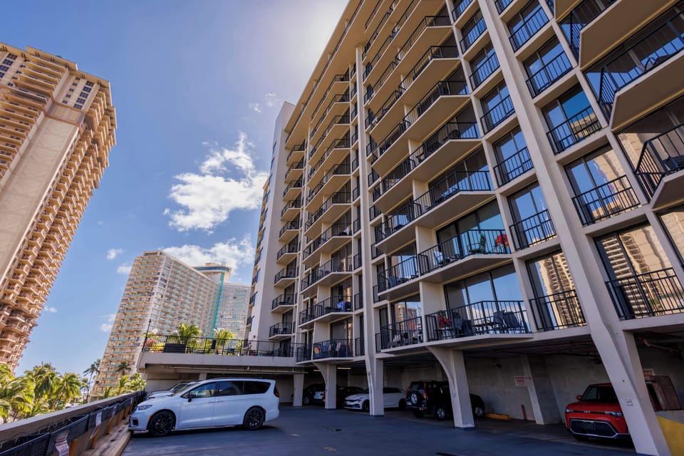 🌴 Enjoy the convenience of staying in a centrally located Honolulu condominium, just minutes from beaches, shopping, and dining.