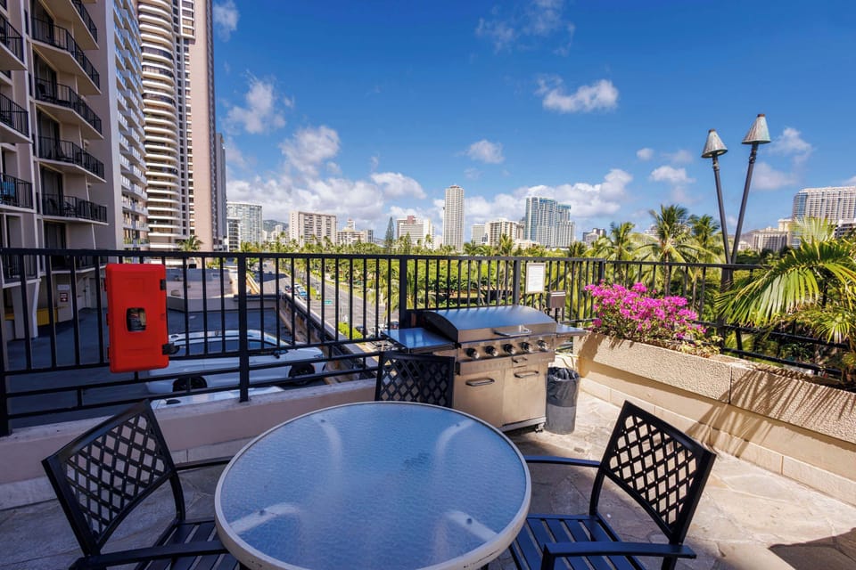 🌺 Take in the vibrant Honolulu skyline while enjoying breakfast, sunset drinks, or a quiet moment on the lanai.