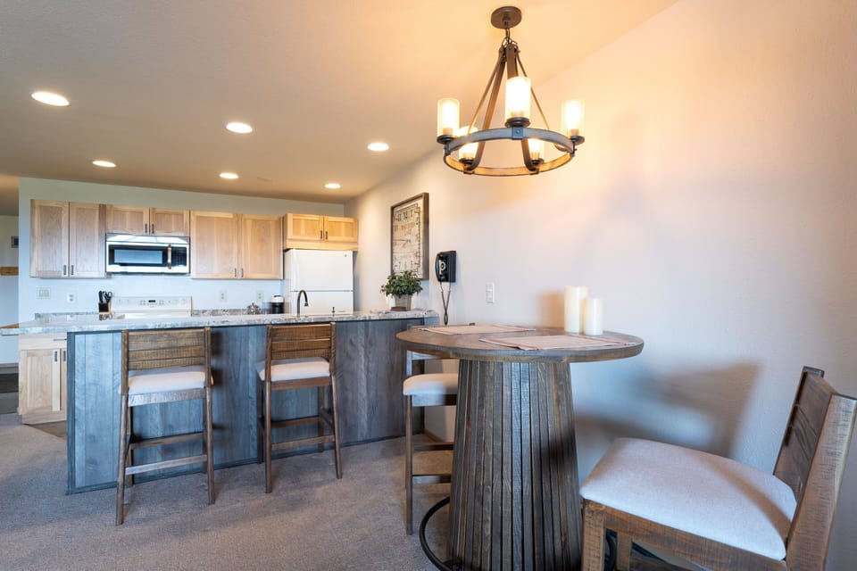 Dining area for 2 and bar seating for 2 | Internal