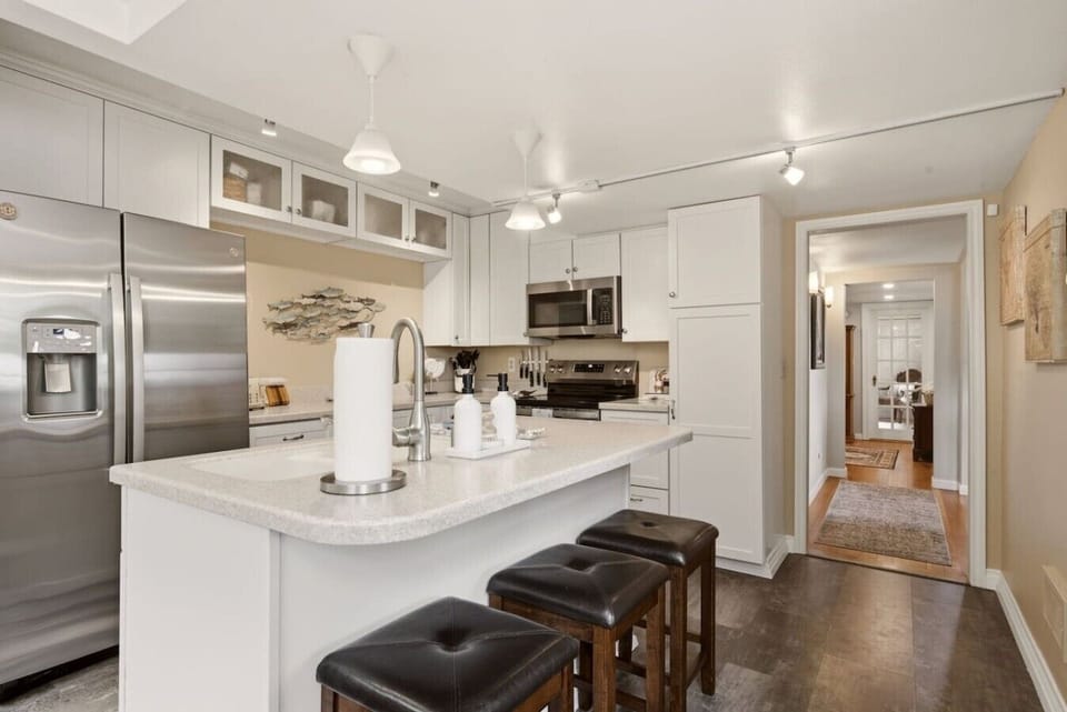Fully stocked kitchen making meal prep a breeze!