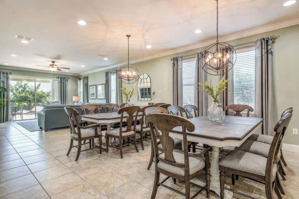 Elegant dining space with seating for the whole group, perfect for family meals and celebrations.