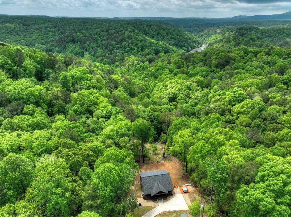 Tucked in nicely for your quiet, private Georgia Mountain getaway