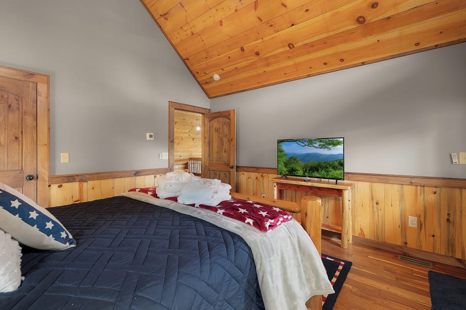 Hillcrest Vista - Upper Level Queen Bedroom