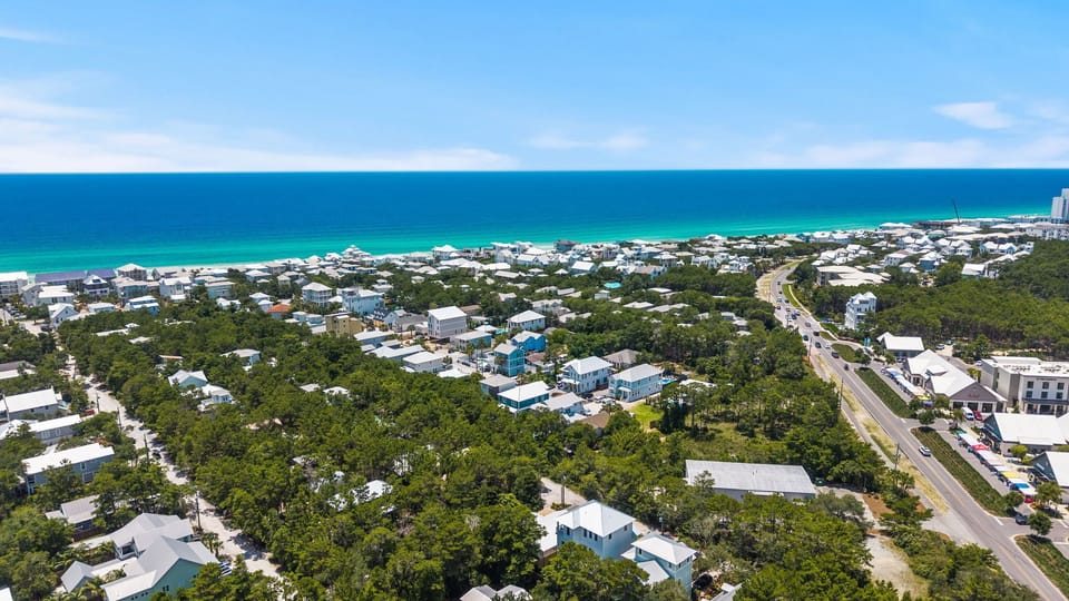 From morning walks along the shoreline to afternoons by the pool, you’re perfectly positioned to enjoy the best of beach days without having to venture far from home.