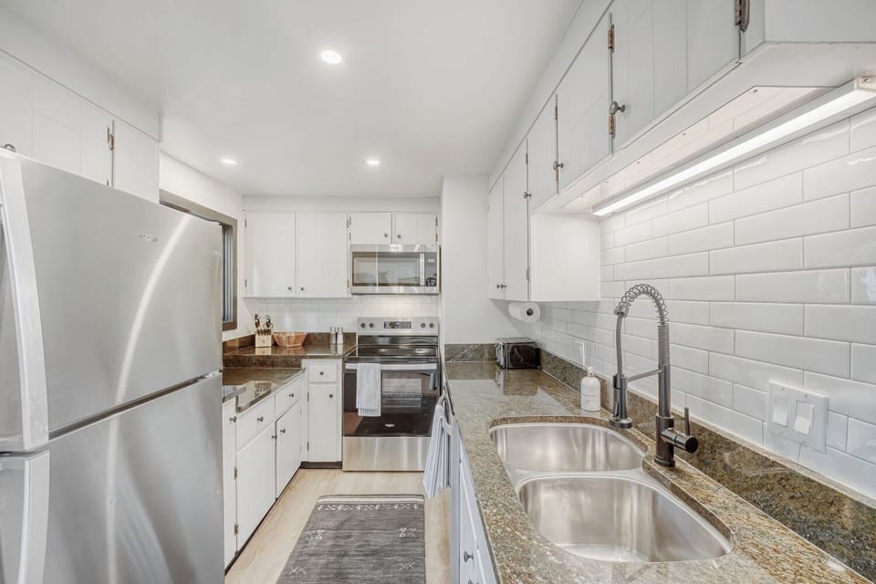 Bright, modern, and fully equipped ✨🍳. This updated kitchen features sleek stainless steel appliances and everything you need to cook, snack, or recharge between mountain adventures ⛷️