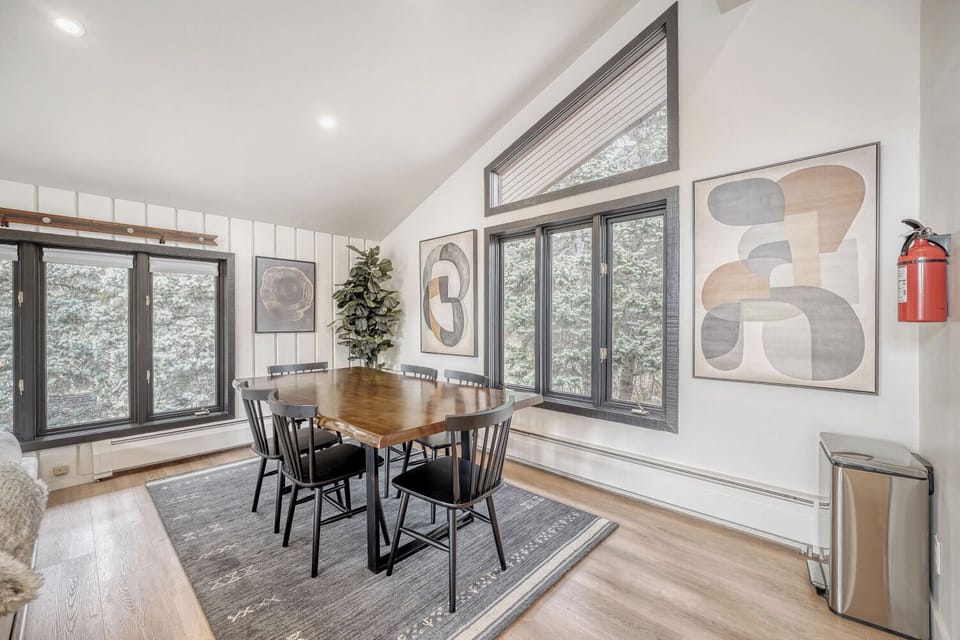 Dine surrounded by nature 🌲✨. Floor-to-ceiling windows bring the outdoors in, creating a bright, serene space for meals, morning coffee, and everything in between 🍽️🏔️