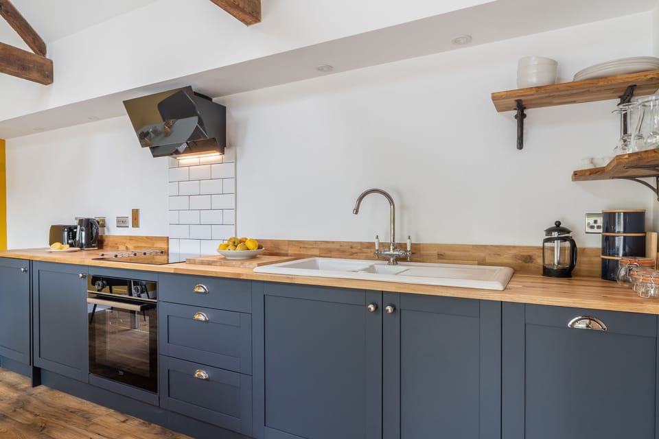 Bakers Barn, Stoford: The well-equipped kitchen