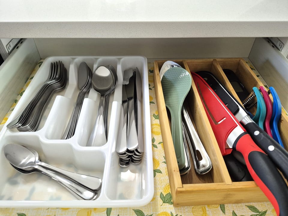 Spoons, forks, peelers, knives, laddles and food thermometer