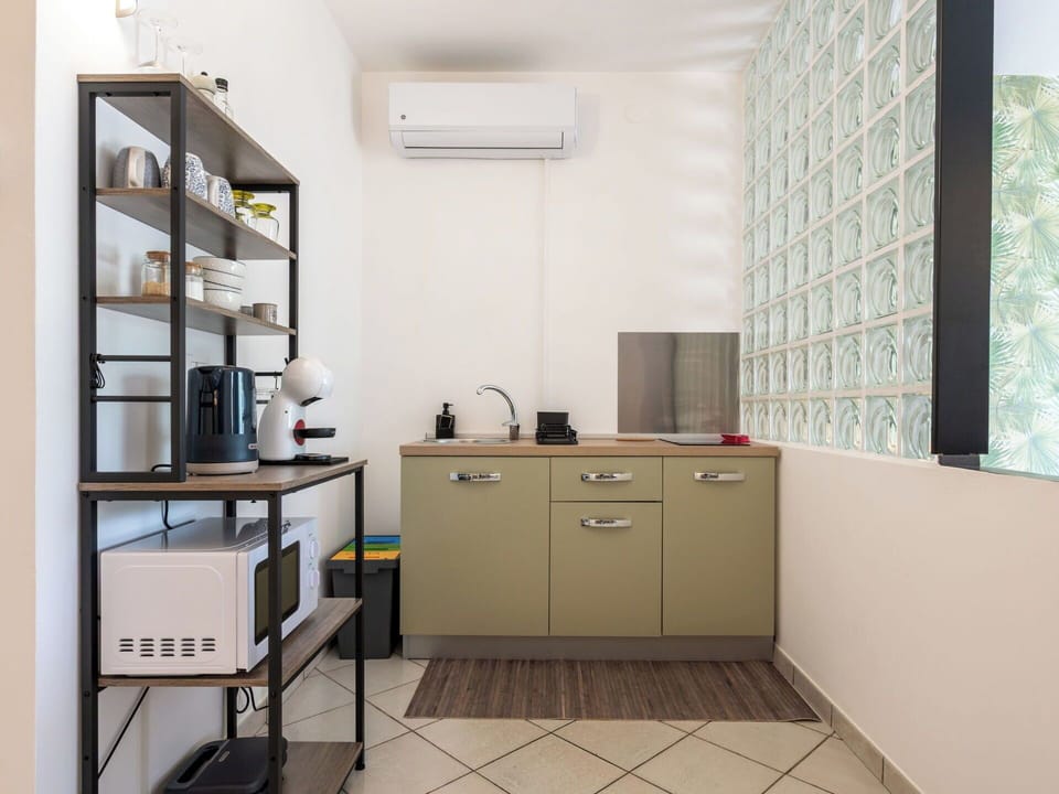 Building, Wall, Window, Residential Area, Neighbourhood, Facade, House, Town, Home, Balcony