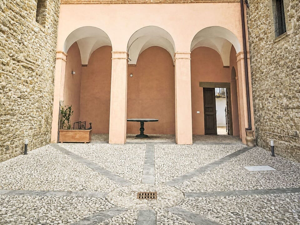 Building, Wall, Window, Residential Area, Neighbourhood, Facade, House, Town, Home, Balcony