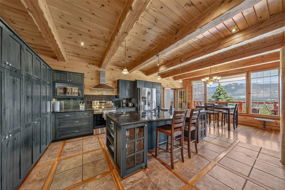 The kitchen and dining area are perfect for casual breakfasts or family dinners.