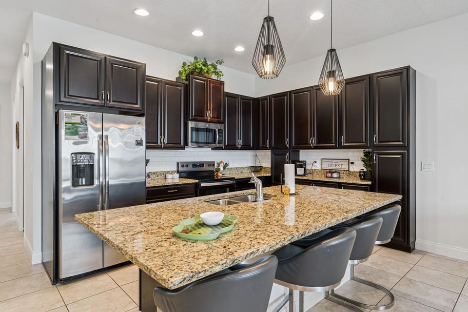 Large island perfect for breakfast, snacks or meal prep 