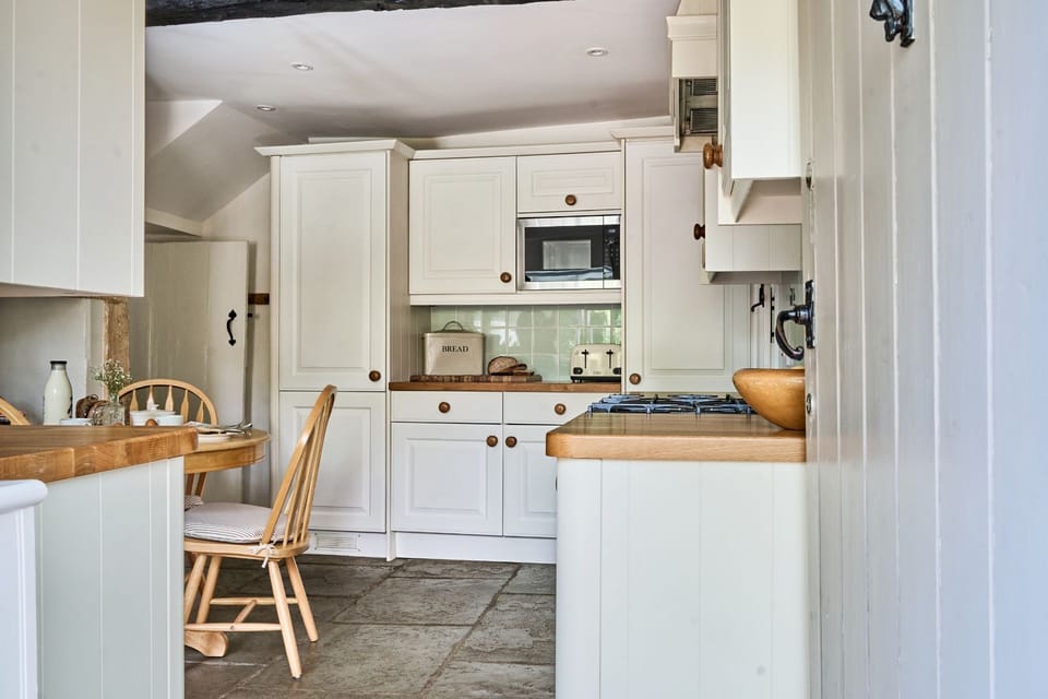 Closes Farm Cottage Kitchen - StayCotswold