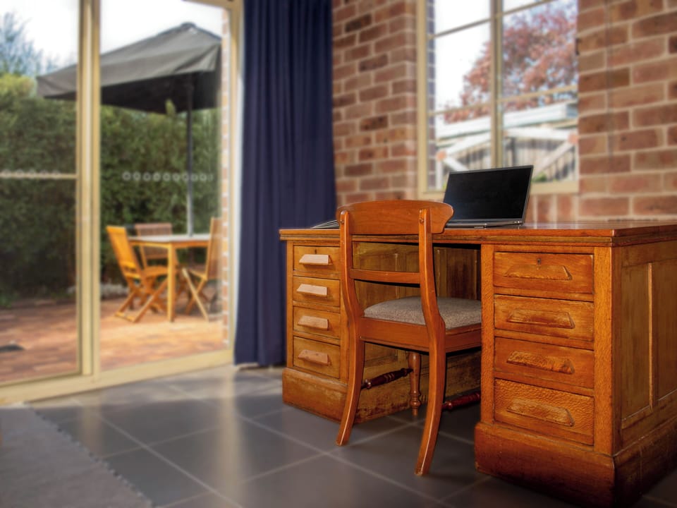 Separate office overlooks garden. North facing doors. Fast WiFi (500/50)