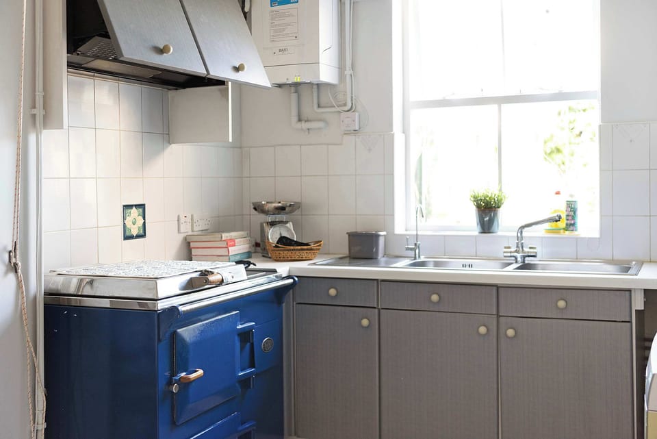 The fully equipped kitchen features a traditional Everhot range cooker with a stovetop and oven, combining timeless character with modern functionality. Things to note: When turned on it operates at a single, constant temperature. 
