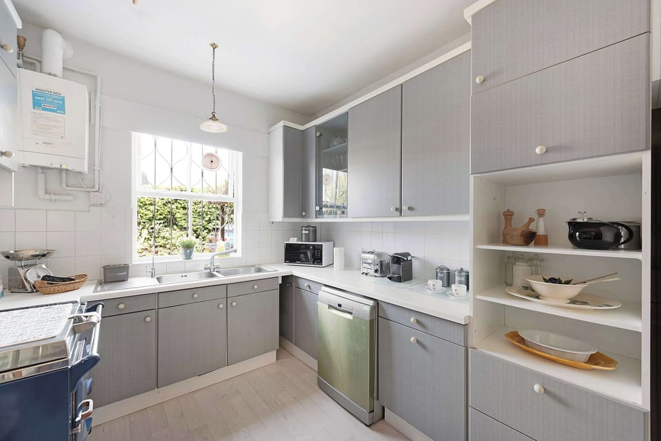 The kitchen is fully equipped with everything you need for a comfortable stay, including a dishwasher, coffee machine, and all the essentials for preparing home-cooked meals. Complimentary tea and coffee are also provided.