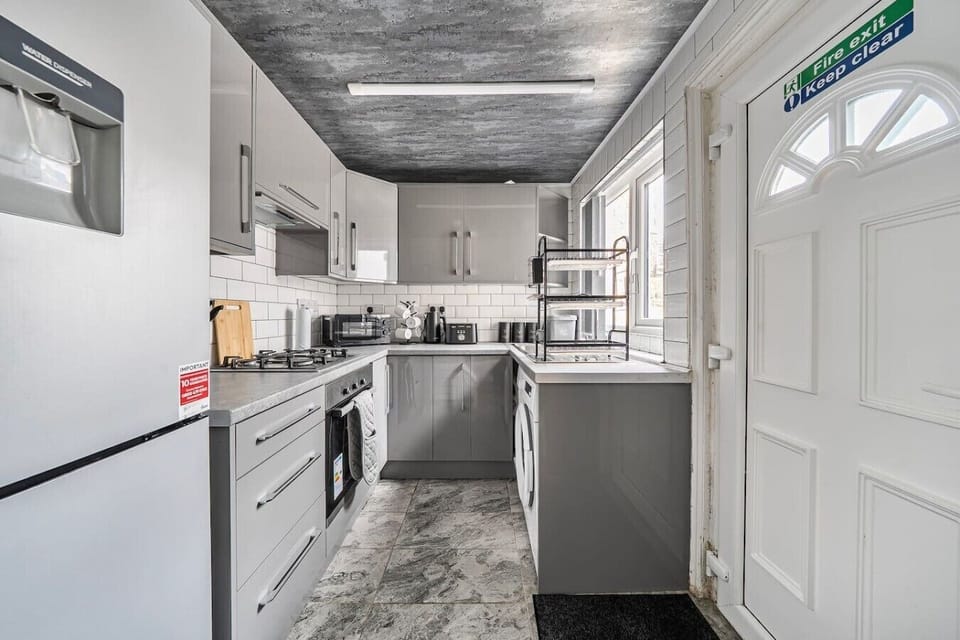 Fully equipped kitchen with oven, hob and everything for home cooking