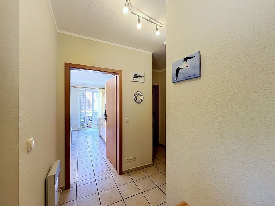 Flooring, Wall, Floor, Wood, Ceiling, Interior Design, Room, Lighting, Door, Apartment