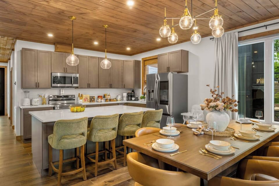 [Dining] Open floor plan