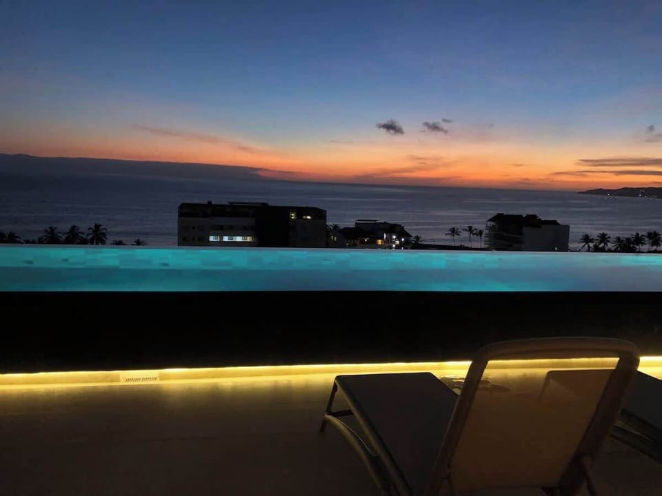 infinity pool en anochecer