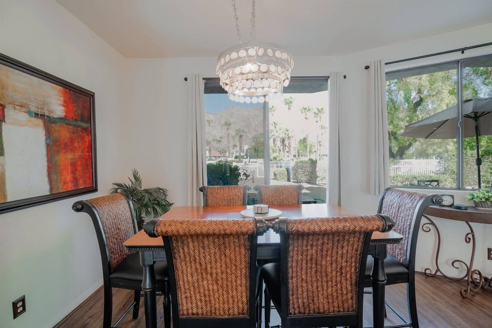 Dining area, seating for 6