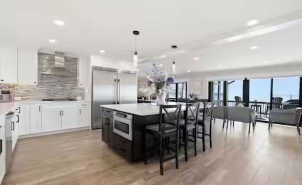 MAIN KITCHEN