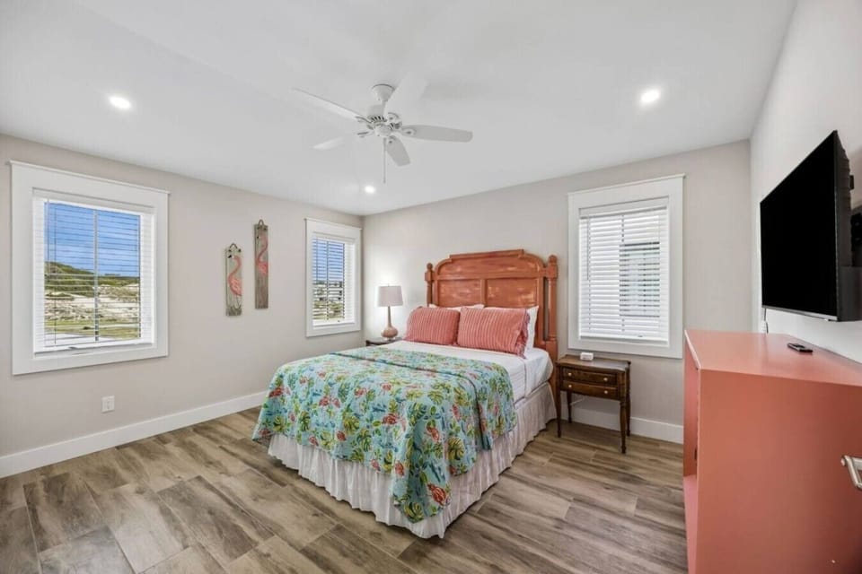 3rd Floor - Queen bedroom w/TV