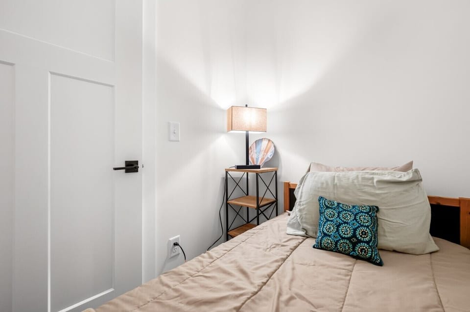 Nook | Twin Bed | Nightstand Lamp