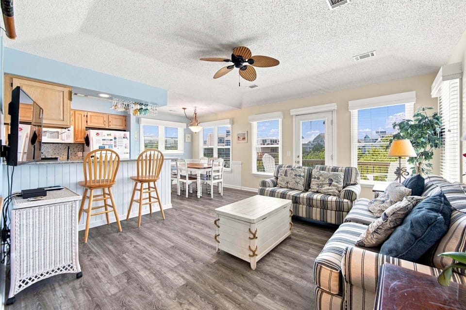 L46: Sandy Tee | TL Living Area - Deck Access