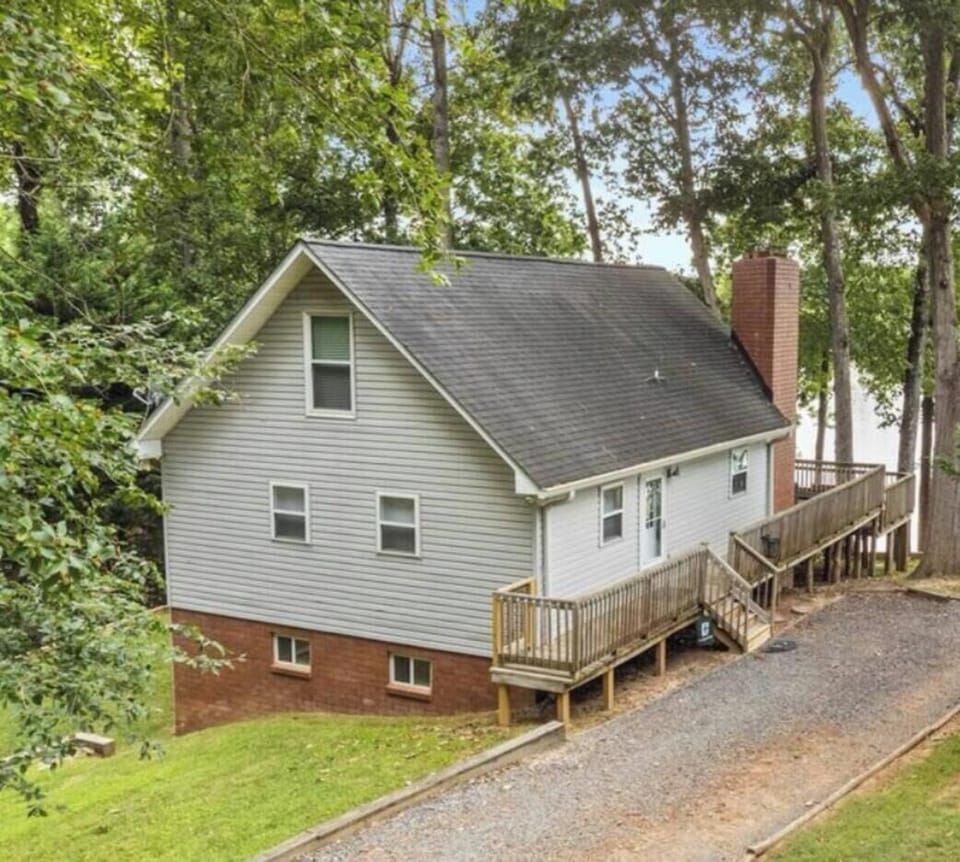 The main entrance to the home is on the right when you pull up. This is where you will find the lock to use your door code. 
