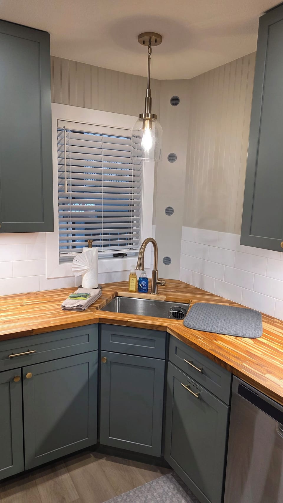Large corner kitchen sink and lots of counterspace