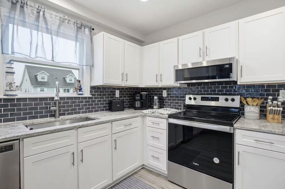 Fully equipped gourmet kitchen. Ready for everything snacks to feasts!
