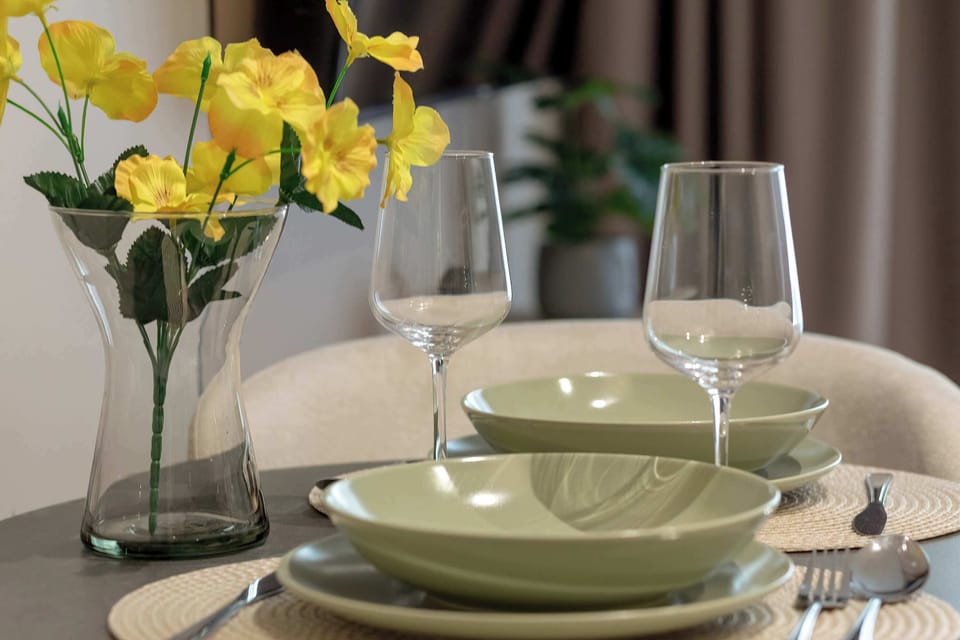 The living room's tasteful furnishings ensure a pleasant stay. 