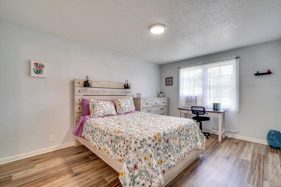 Bedroom | Queen Bed