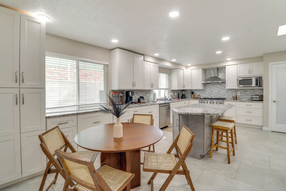 Dining Area & Kitchen