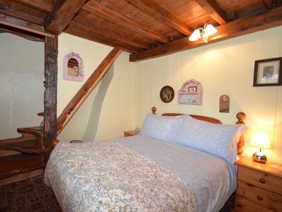 4' double bedroom,narrow cottage-style stairs to twin bedroom