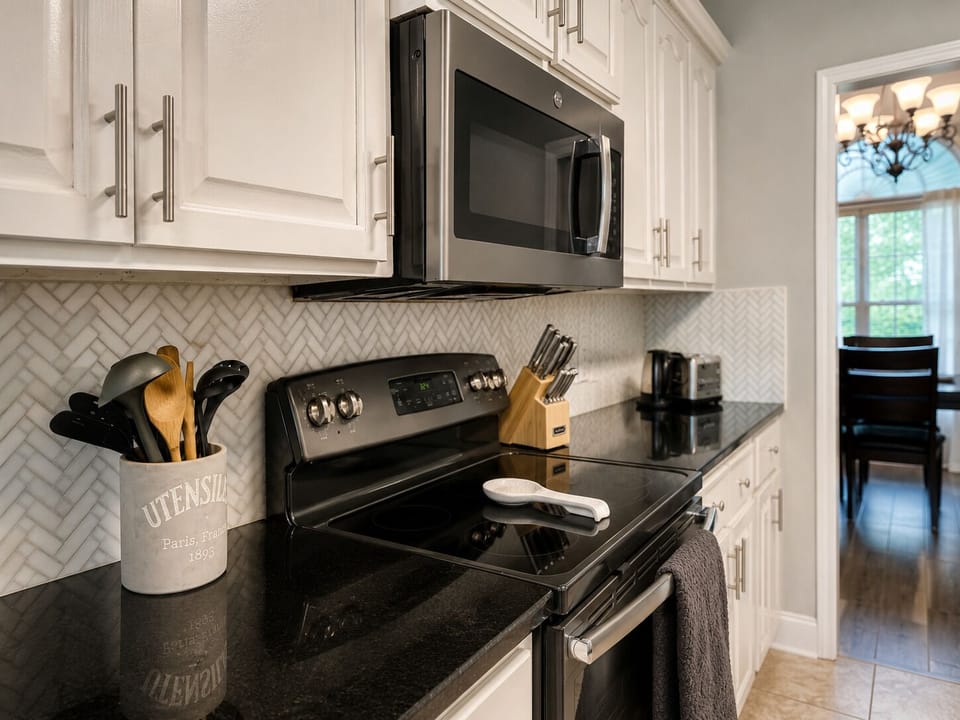 Fully Equipped Kitchen w/barstool seating (seats 2)