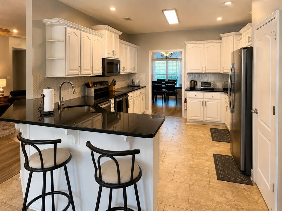 Fully Equipped Kitchen w/barstool seating (seats 2)