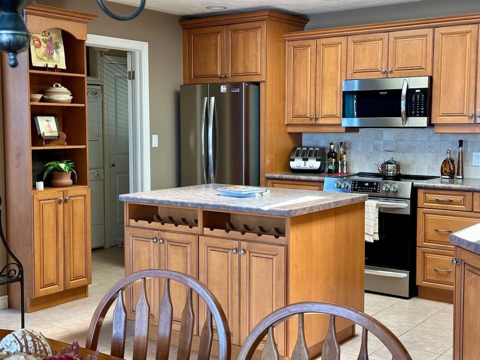 Fully equipped for everything from quick breakfasts to family dinners, with ample counter space, a spacious island, and everything you need to cook comfortably during your stay.
