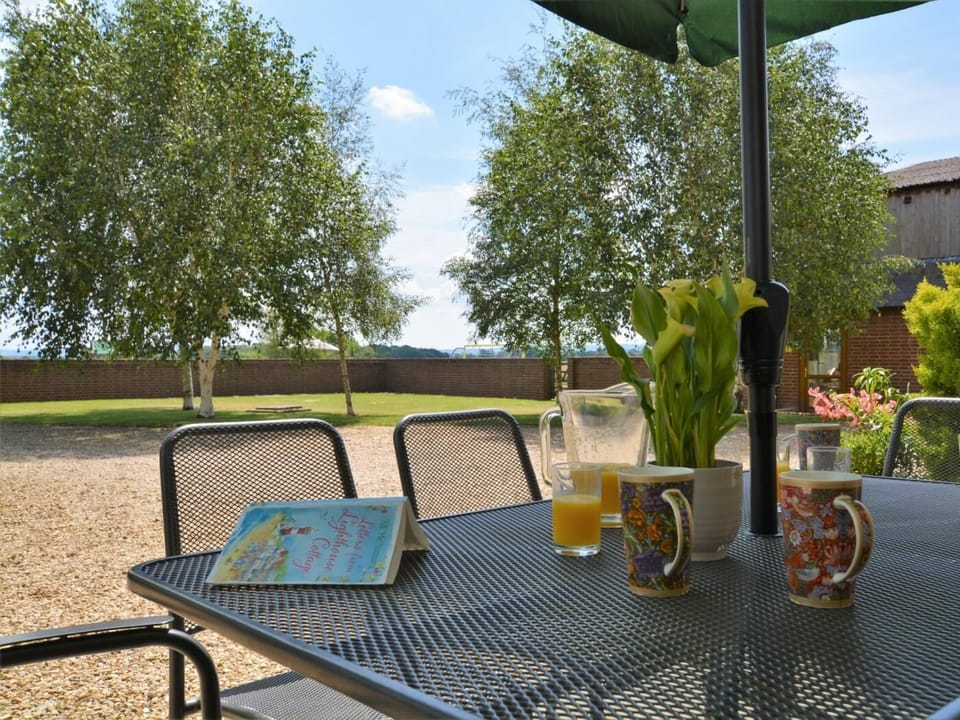 Enjoy al fresco meals and drinks