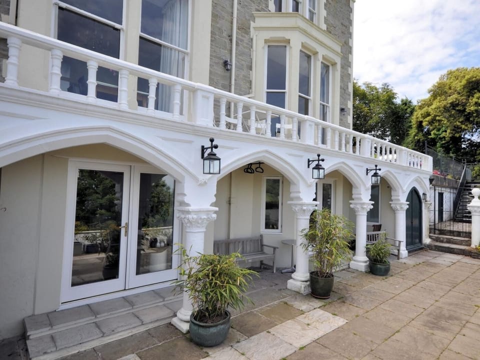 Lower ground floor apartment with unspoilt sea views