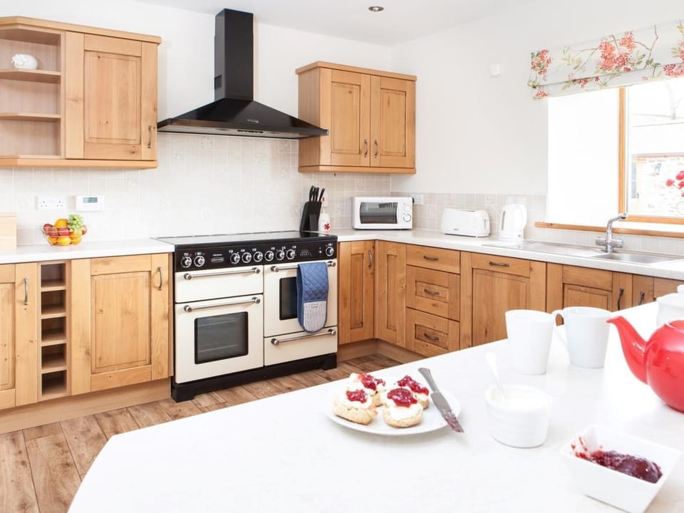 Kitchen area with range cooker perfect for large families/groups