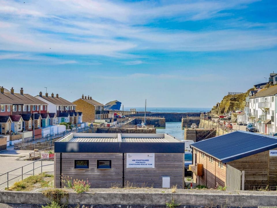 Views of the Harbour, the coean and Gull rock from the living room
